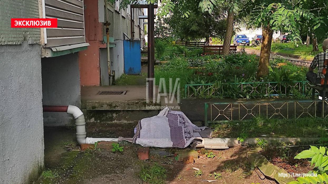 Пенсионерка погибла в Дедовичах после падения с пятого этажа