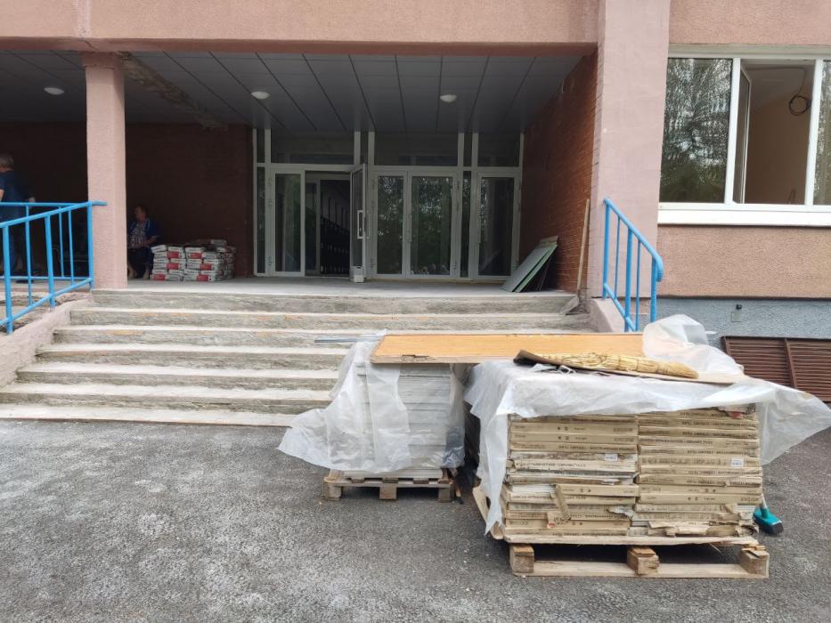 Михаил Ведерников проконтролировал ход капремонта Палкинской средней школы