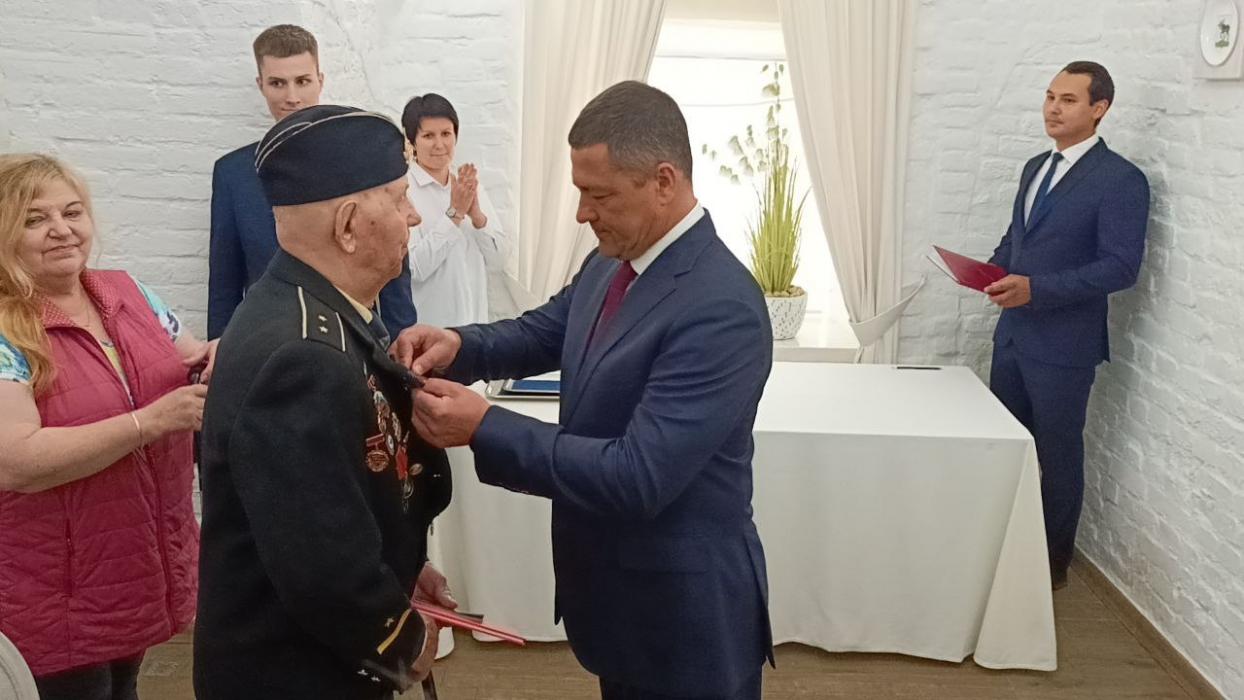Псковский губернатор вручил паспорт выдворенному из Латвии 98-летнему ветерану
