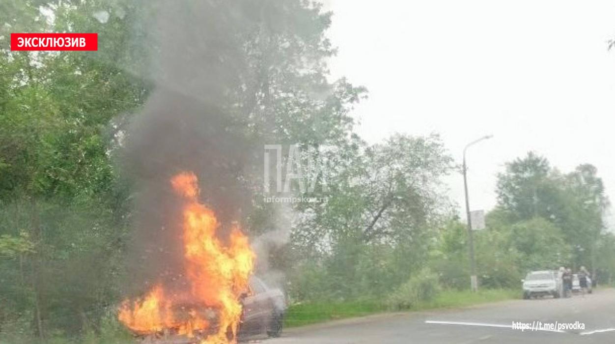 Автомобиль загорелся в Невеле