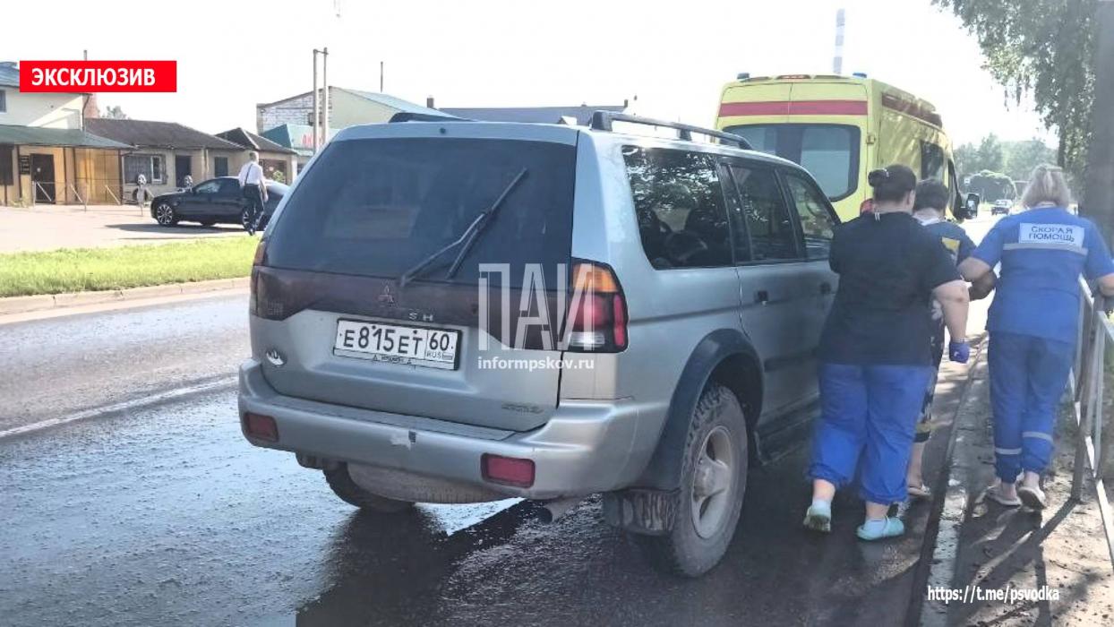Женщину сбили в Великих Луках