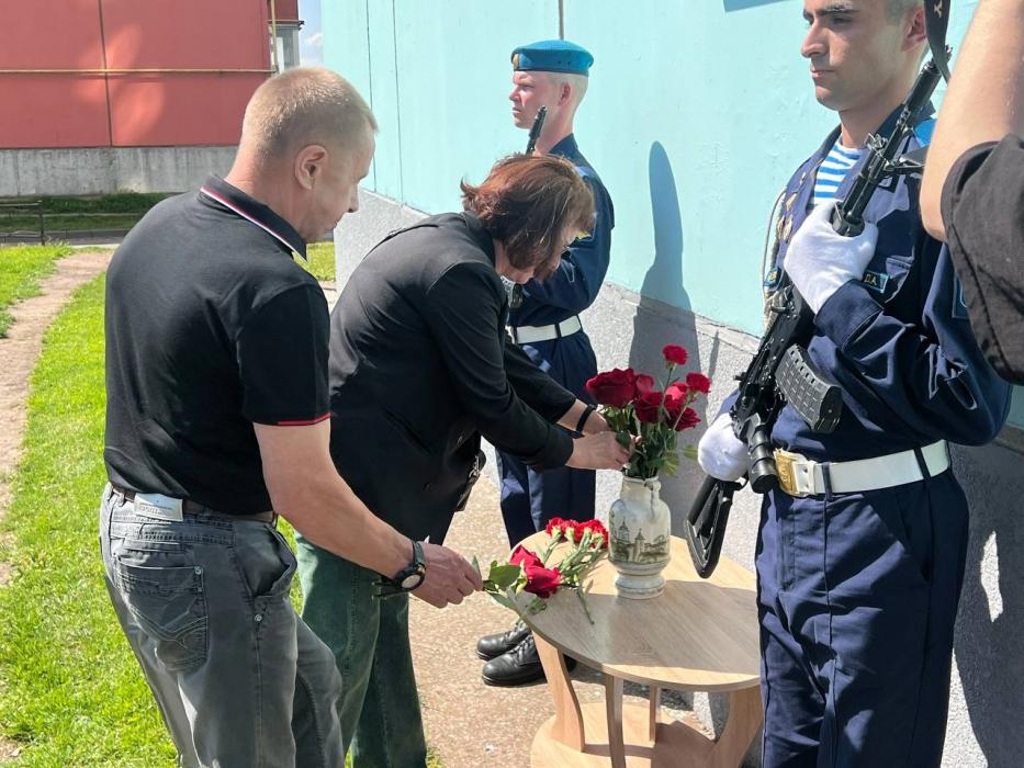 Мемориальную доску Герою России Ивану Поздееву открыли на улице Шестака в Пскове