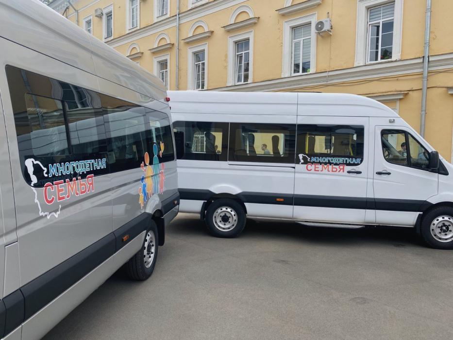 Две псковские многодетные семьи получили ключи от новых автомобилей