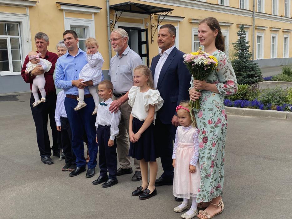 Две псковские многодетные семьи получили ключи от новых автомобилей
