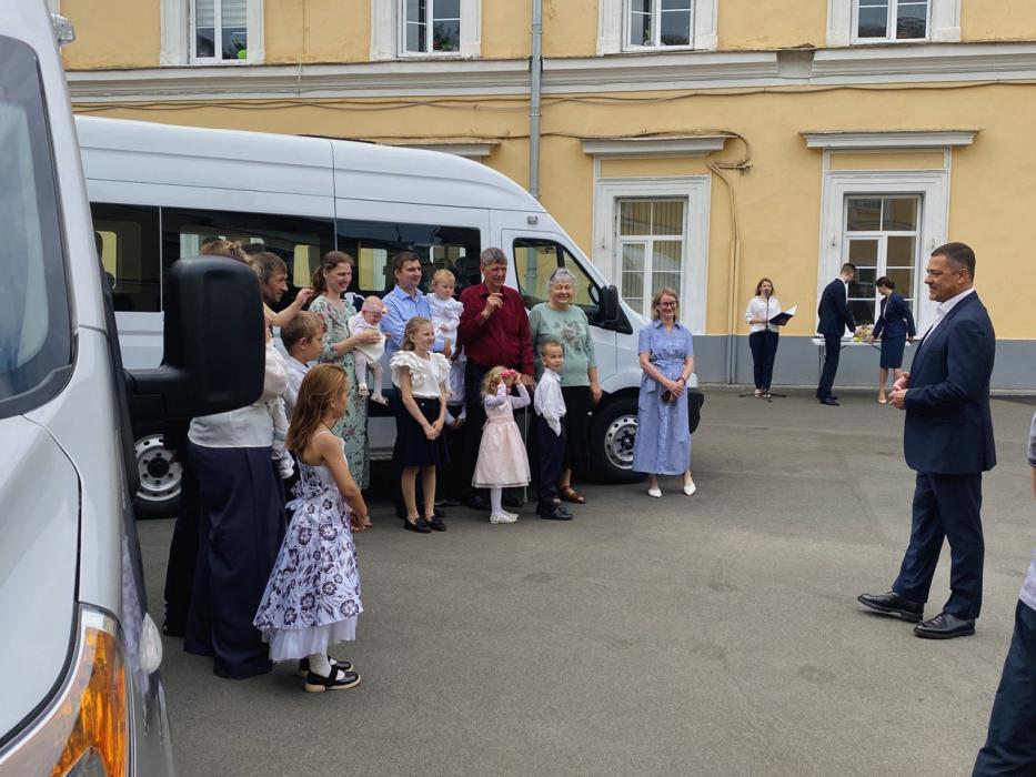 Две псковские многодетные семьи получили ключи от новых автомобилей