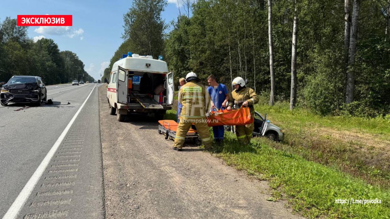Женщина пострадала после столкновения двух автомобилей в Плюсском районе