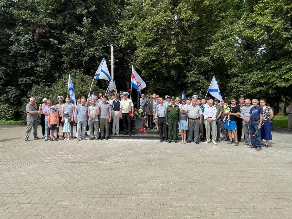 В Великих Луках почтили память военных моряков в День ВМФ