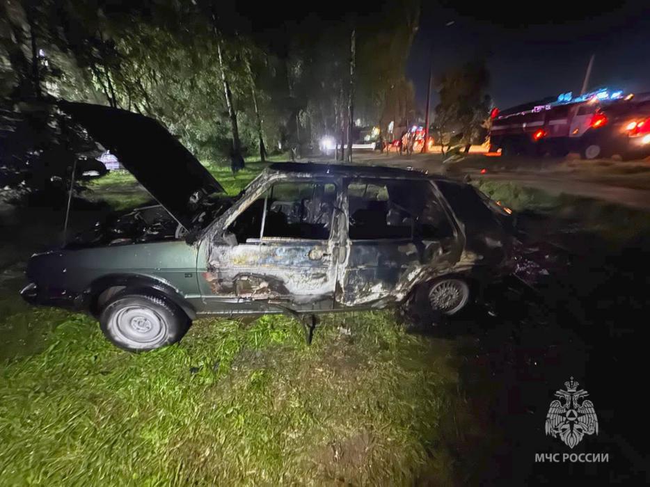 Автомобиль горел в Великих Луках