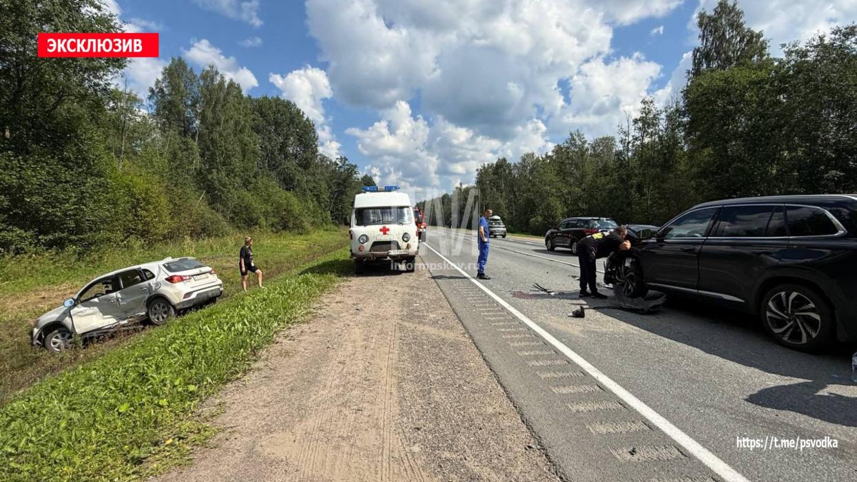 Женщина пострадала после столкновения двух автомобилей в Плюсском районе