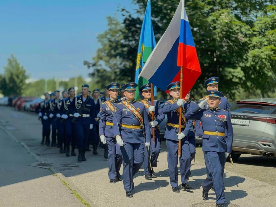 Мемориальную доску Герою России Ивану Поздееву открыли на улице Шестака в Пскове