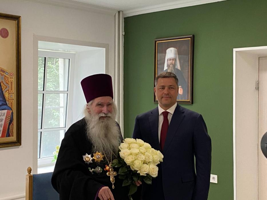 Михаил Ведерников вручил орден Дружбы протоирею Олегу Тэору