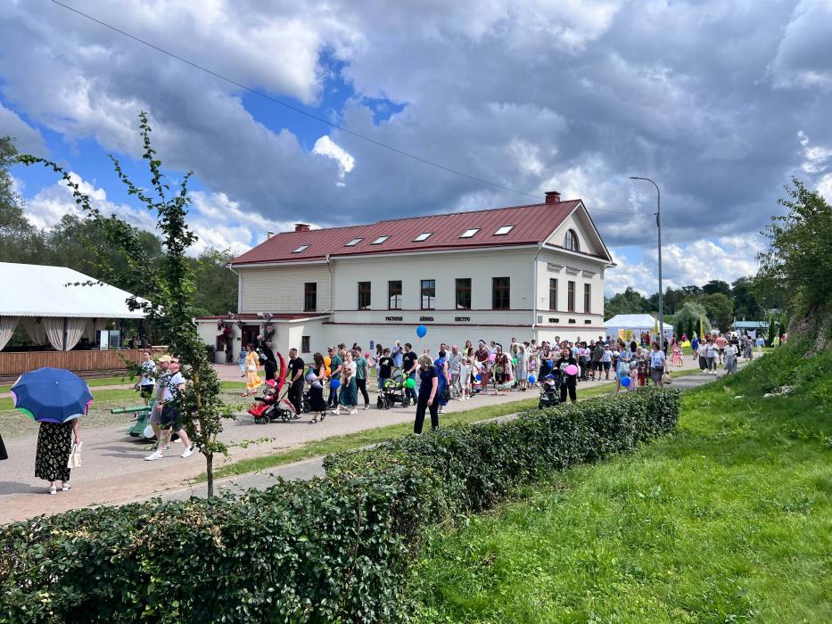 Парад детских колясок проходит в Пскове