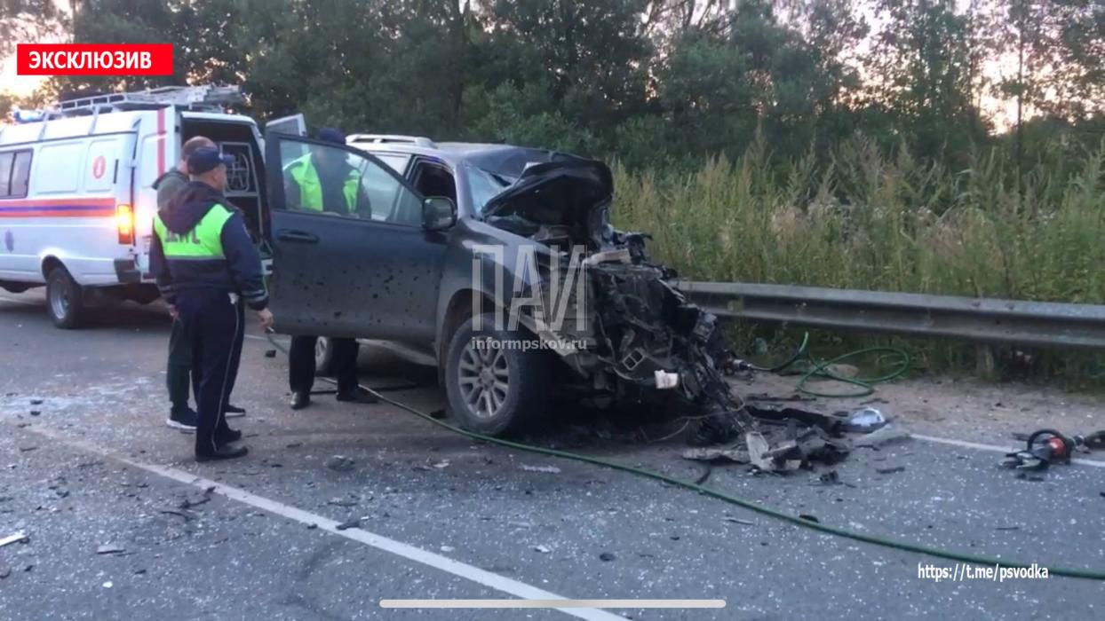Человек погиб при лобовом столкновении автобуса и внедорожника в Псковской области