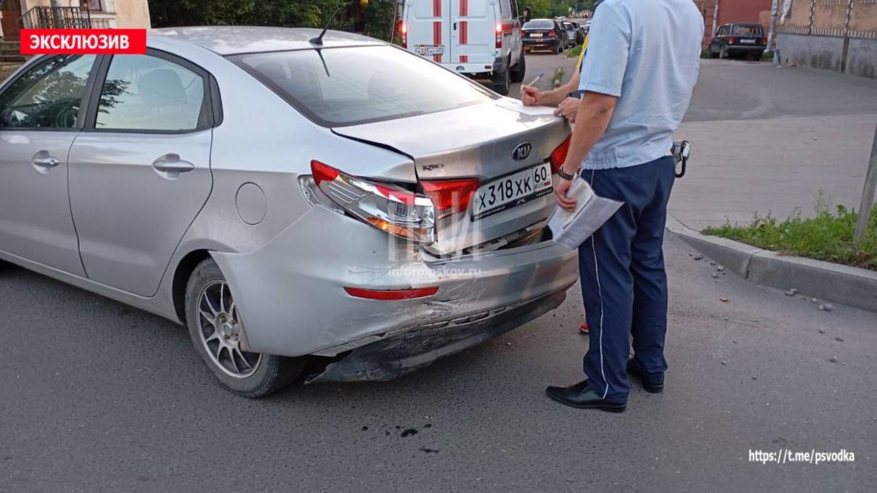 В Пскове на улице Максима Горького столкнулись два автомобиля