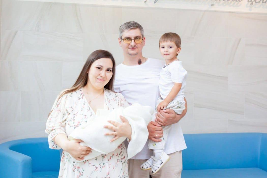 «Побольше декретных отпусков»: сотрудники Псковского перинатального центра стали родителями