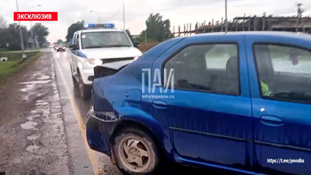 Двухлетняя девочка пострадала в ДТП с тремя автомобилями в Псковском районе