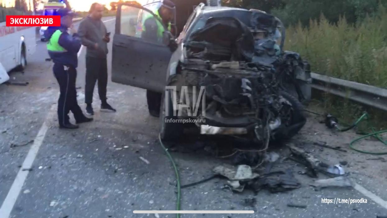 Человек погиб при лобовом столкновении автобуса и внедорожника в Псковской области