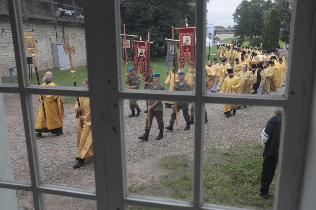 Псков торжественно встретил мощи святого Тихона