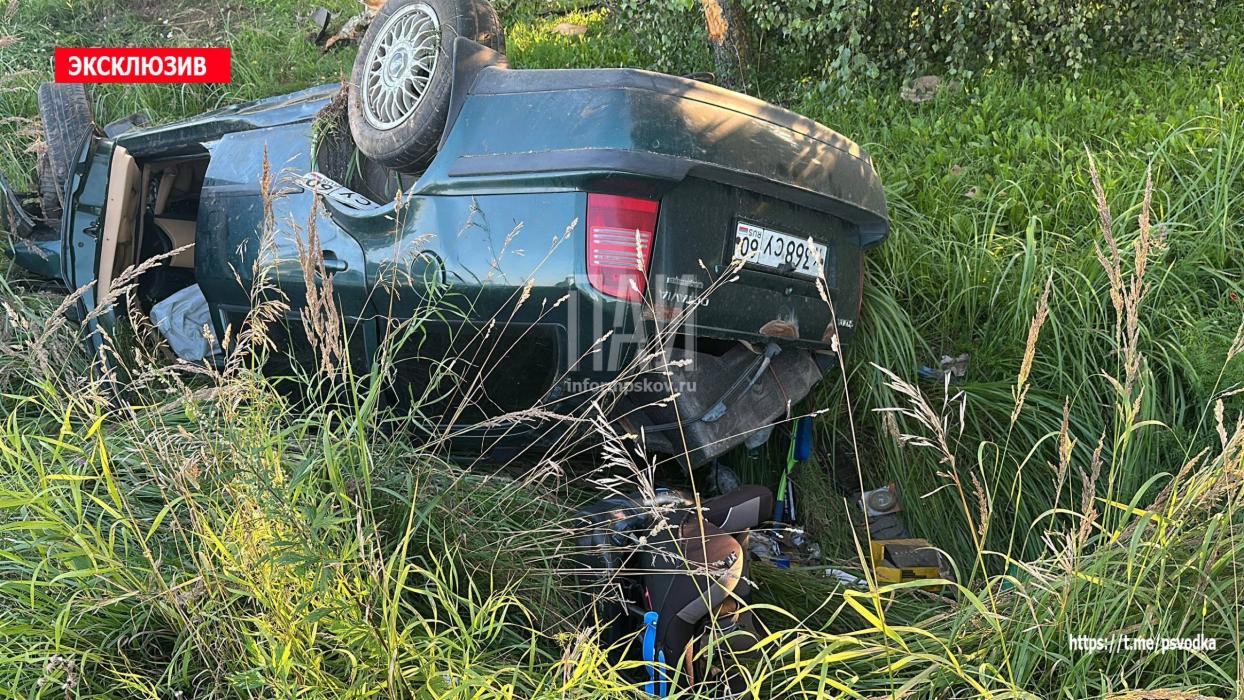 ​В Великих Луках водитель в пьяном виде вылетел в кювет и опрокинулся