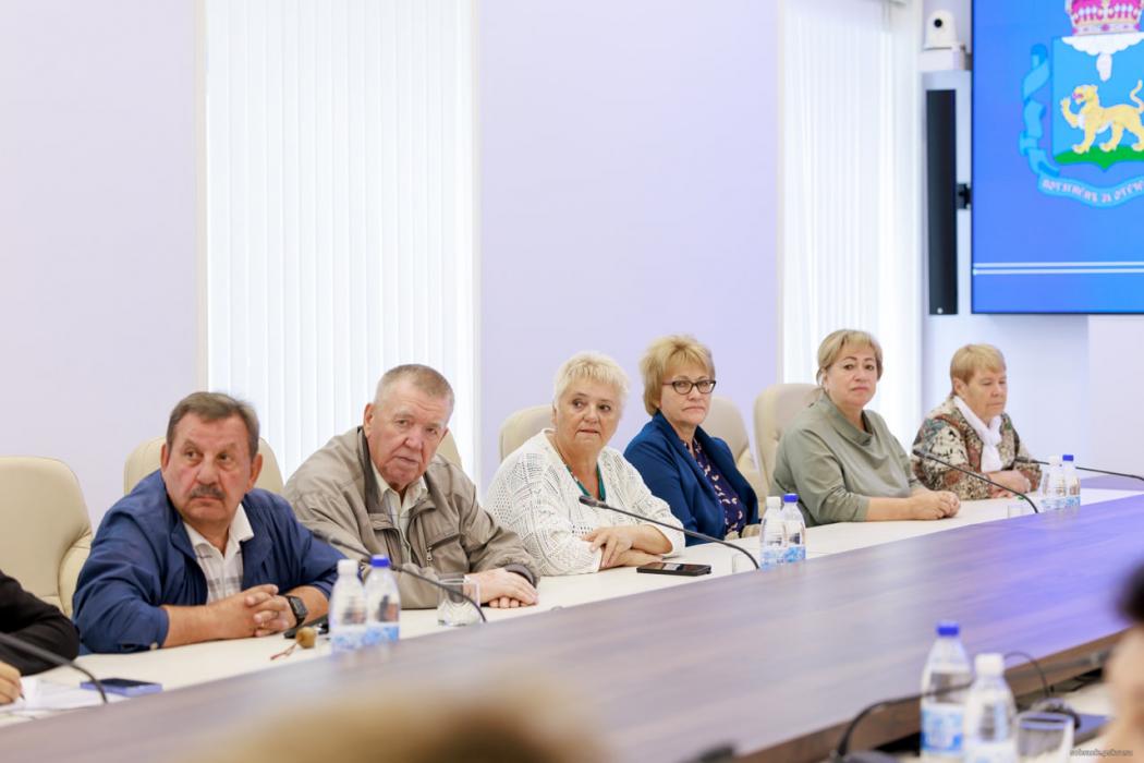 Депутаты, ветераны и молодежь из Псковской и Ленинградской областей встретились в Собрании