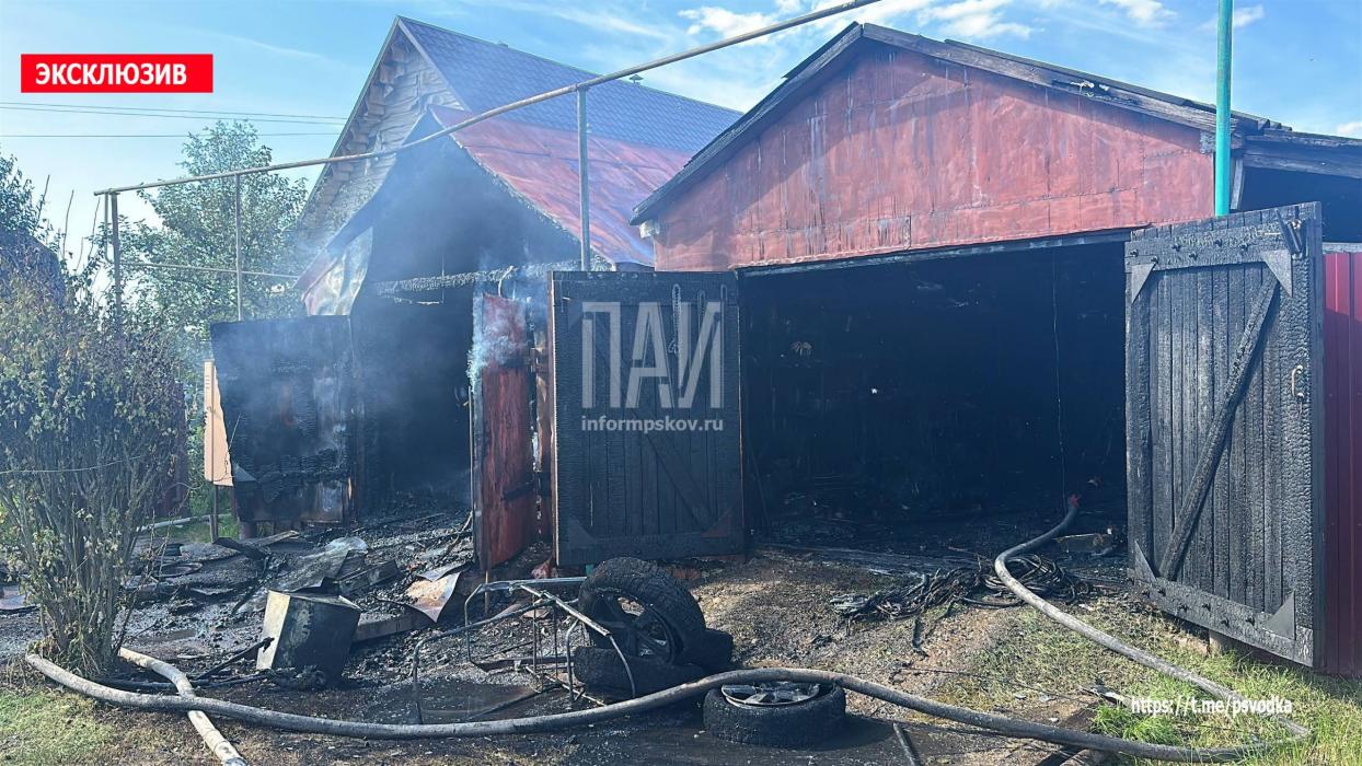 Автомобиль и гараж горели в Великих Луках