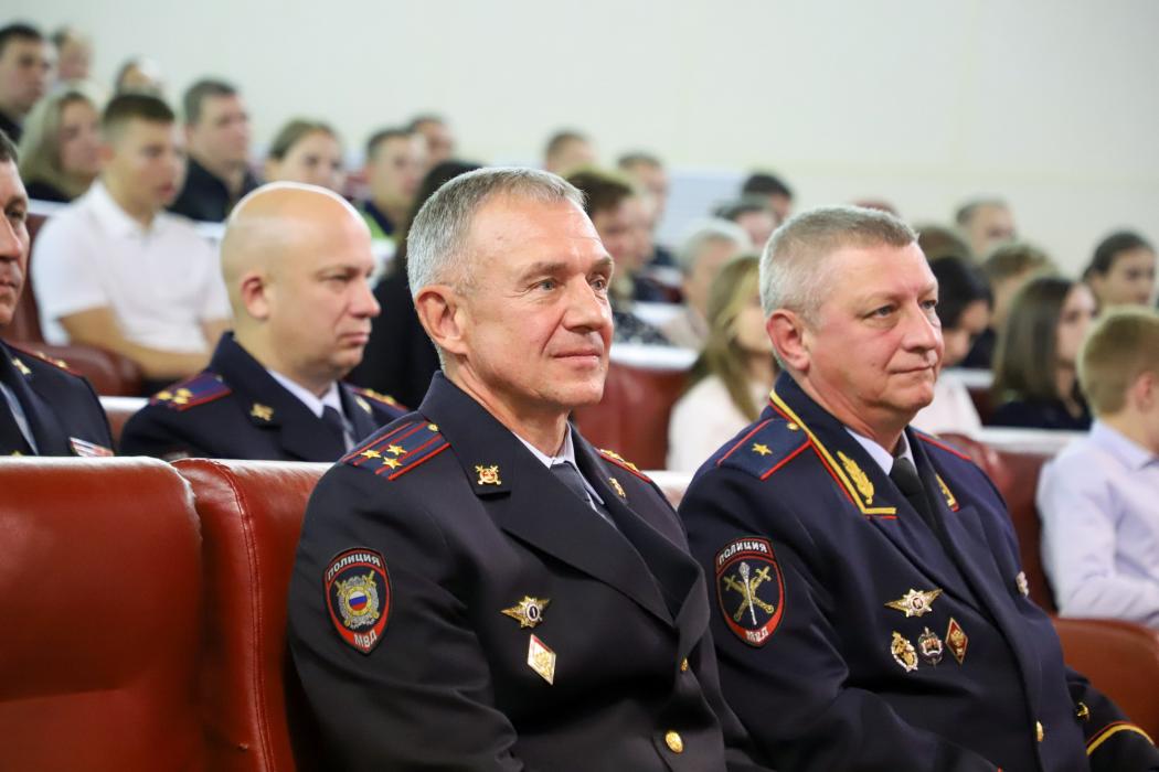 Полицейские отметили День флага вручением паспортов молодым псковичам
