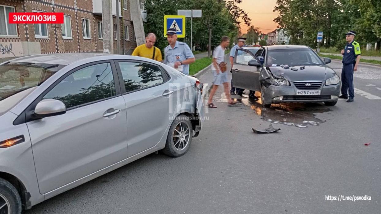 В Пскове на улице Максима Горького столкнулись два автомобиля