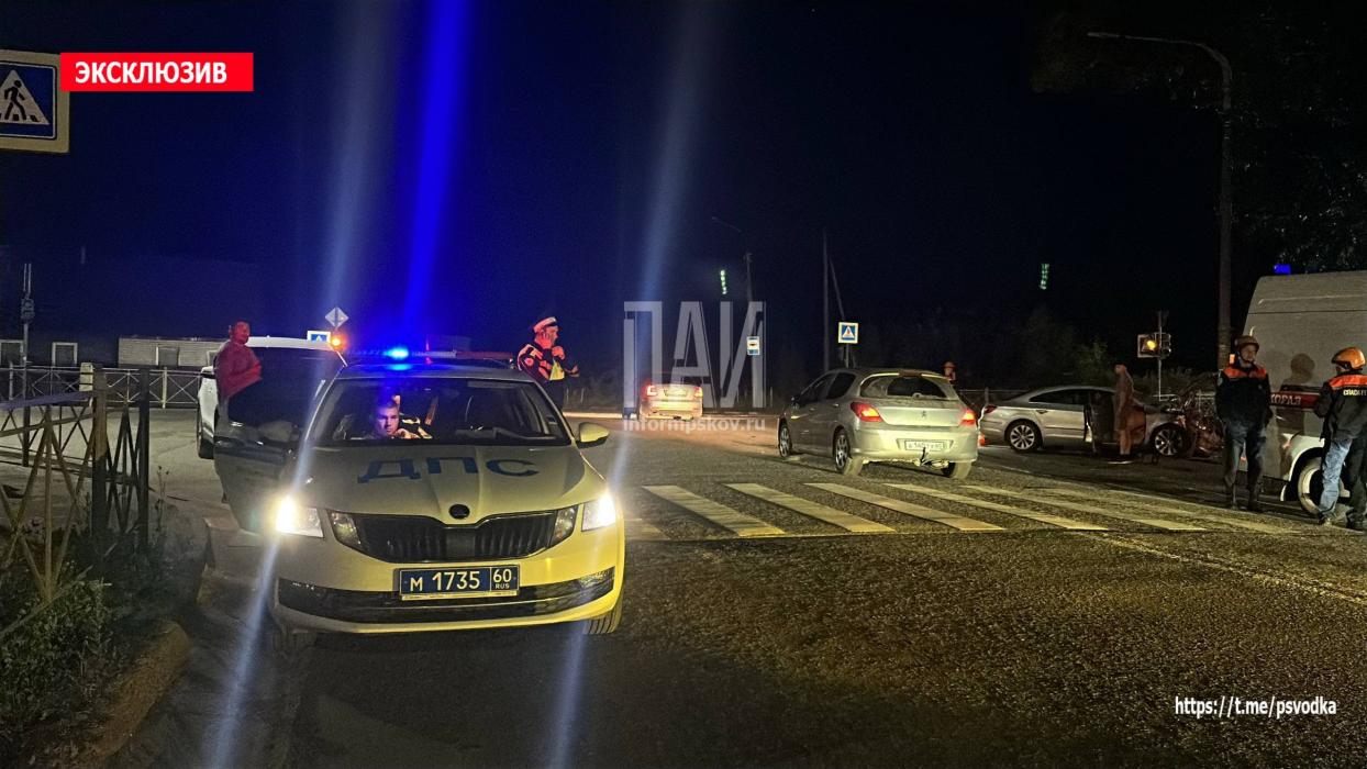Два автомобиля столкнулись в Великих Луках