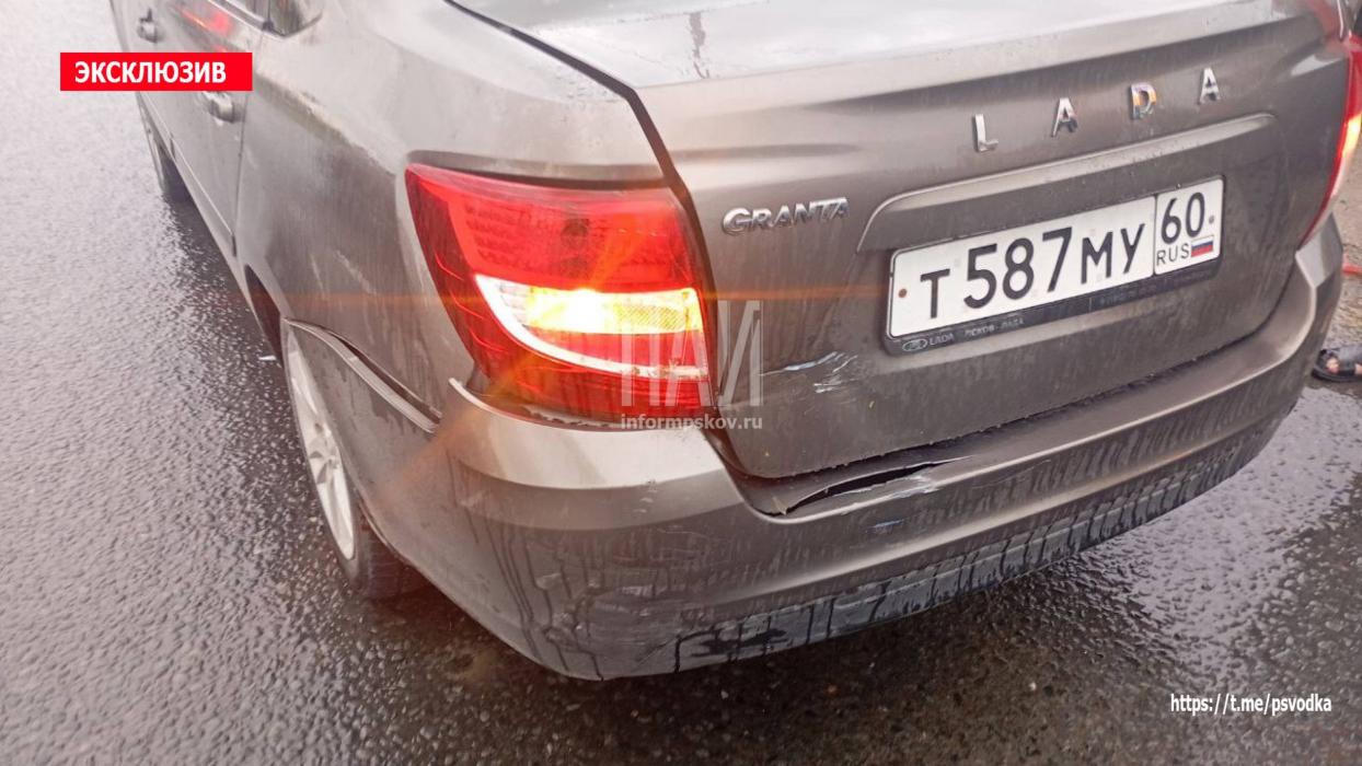 Двухлетняя девочка пострадала в ДТП с тремя автомобилями в Псковском районе