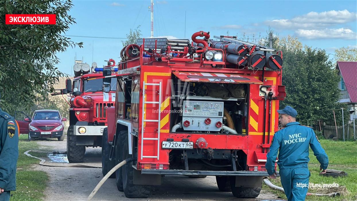 Автомобиль и гараж горели в Великих Луках