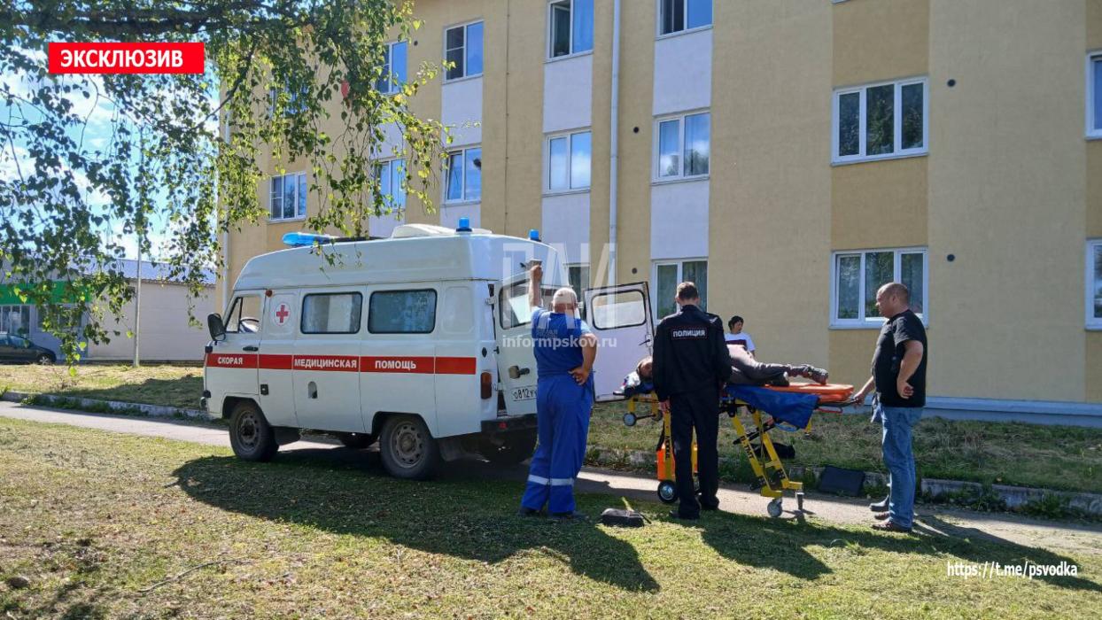 В Псковской области испугавшийся полиции мужчина спрыгнул с третьего этажа