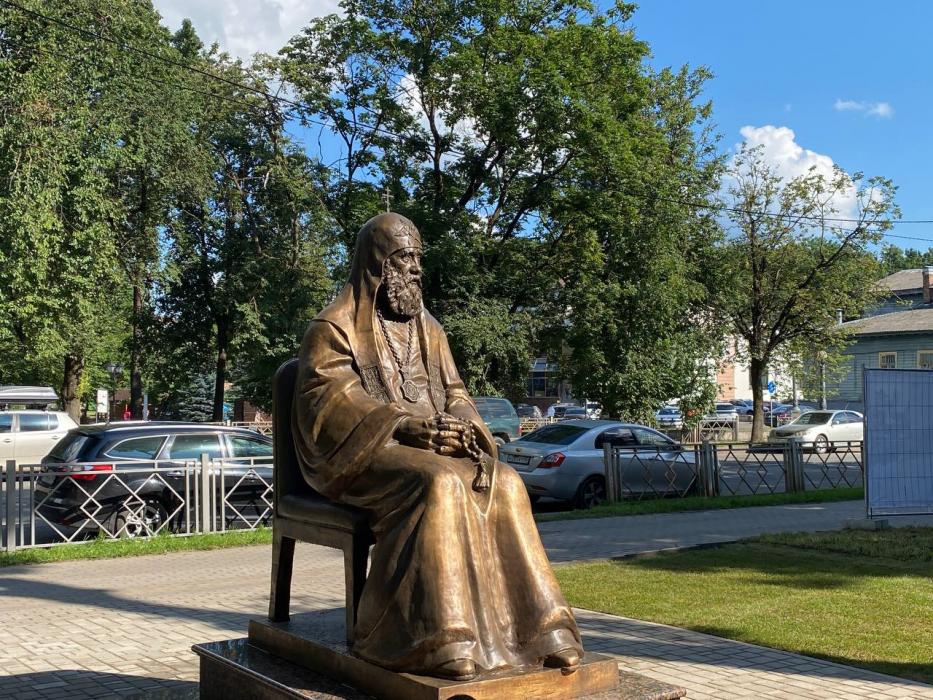Памятник патриарху Московскому и всея Руси Тихону в Пскове