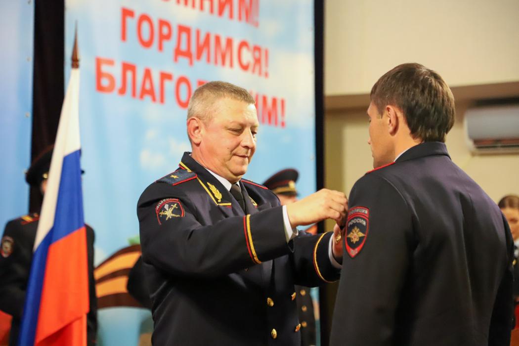 Полицейские отметили День флага вручением паспортов молодым псковичам