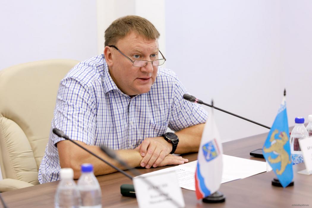Депутаты, ветераны и молодежь из Псковской и Ленинградской областей встретились в Собрании