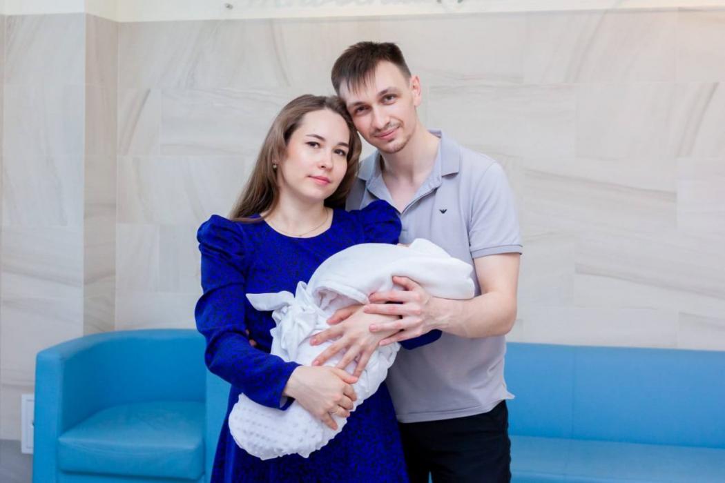 «Побольше декретных отпусков»: сотрудники Псковского перинатального центра стали родителями