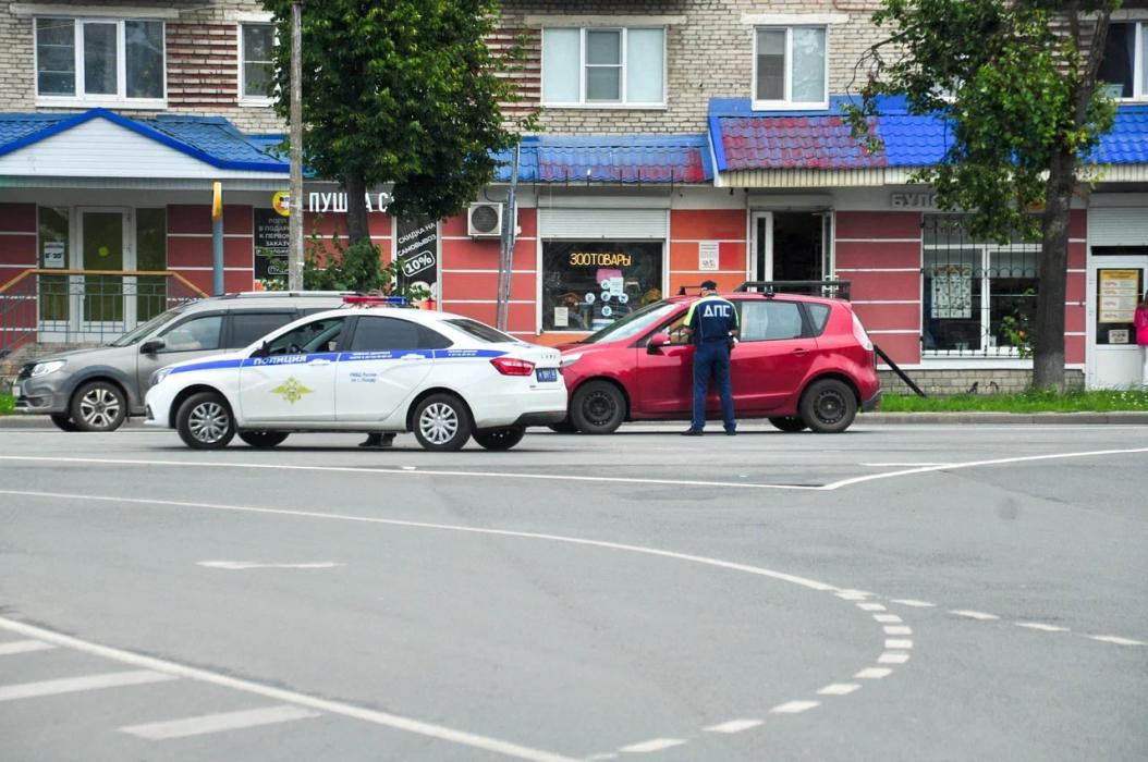 Рейд по проверке перевозки детей провели полицейские в Пскове