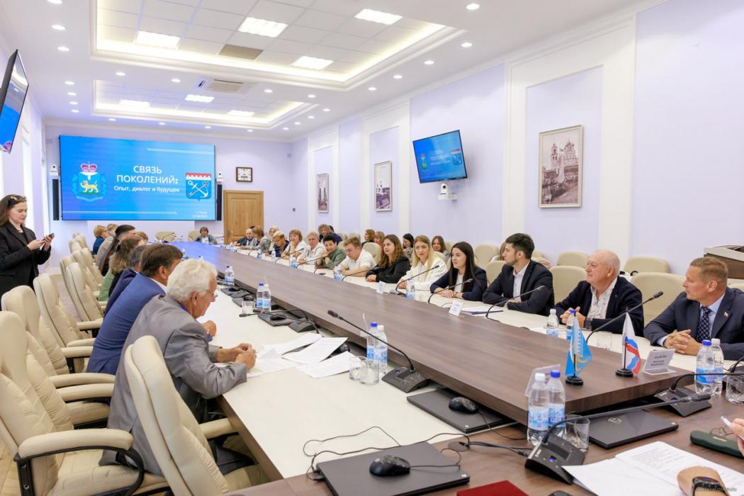 Депутаты, ветераны и молодежь из Псковской и Ленинградской областей встретились в Собрании