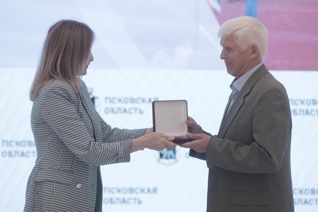 Правительство Псковской области наградило лучших работников физической культуры и спорта