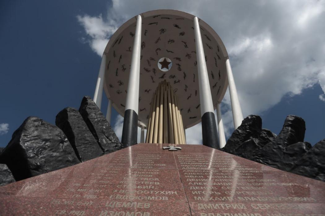 Возложение цветов к мемориалу 