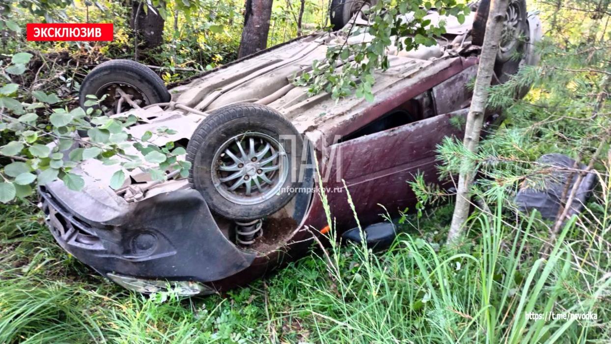 В Псковском районе автомобиль Lada Granta съехал с дороги и опрокинулся
