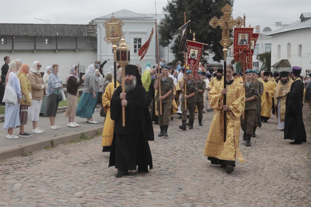 Псков торжественно встретил мощи святого Тихона