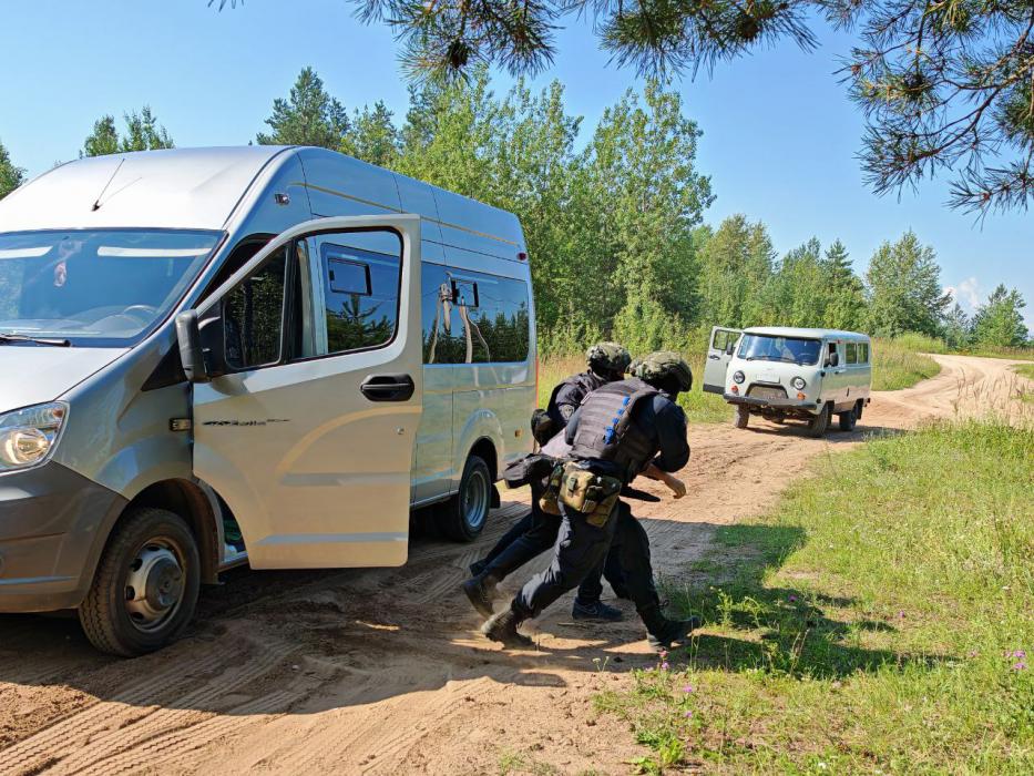 Псковский ОМОН отработал захват преступников с перехватом автомобиля