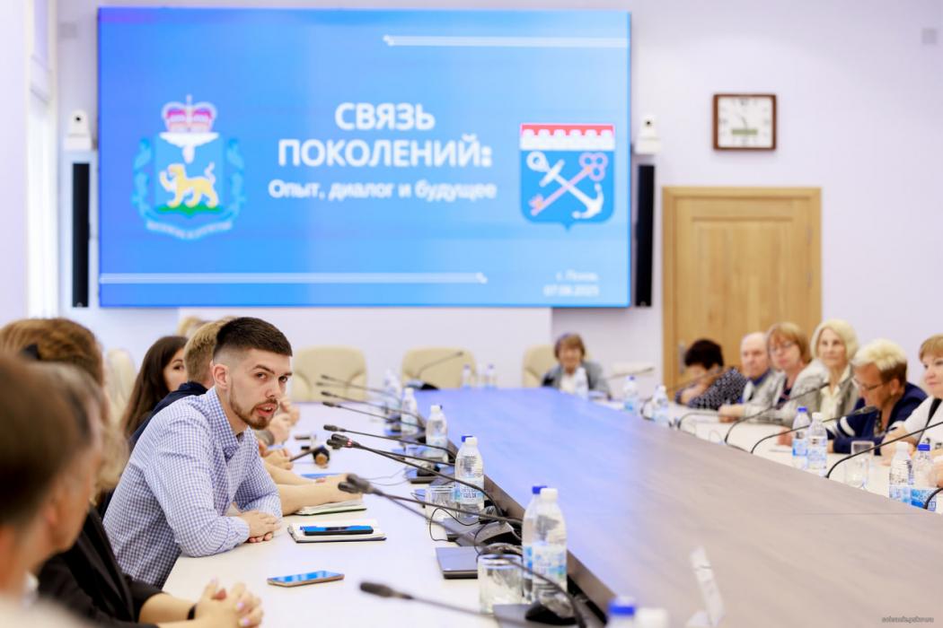 Депутаты, ветераны и молодежь из Псковской и Ленинградской областей встретились в Собрании