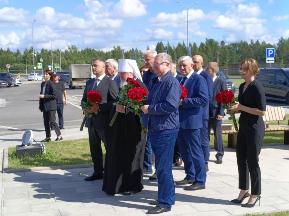 Памятник княгине Ольге открыли у псковского аэропорта