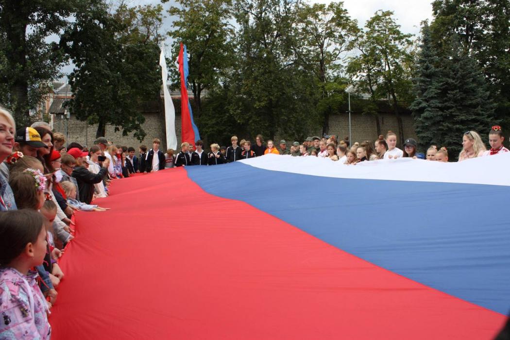 Флаг России развернули у памятника в Пскове