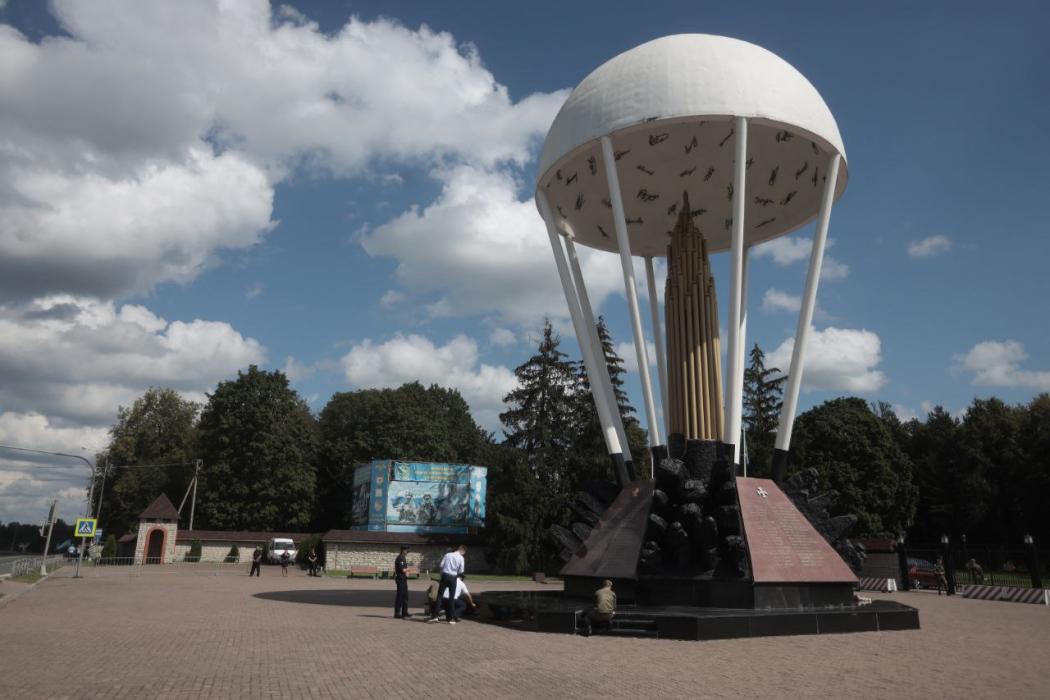 Возложение цветов к мемориалу 