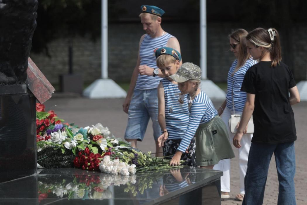 Возложение цветов к мемориалу 