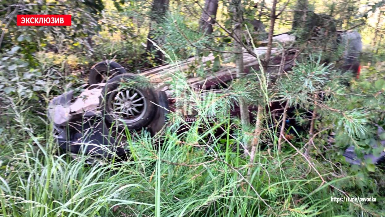В Псковском районе автомобиль Lada Granta съехал с дороги и опрокинулся