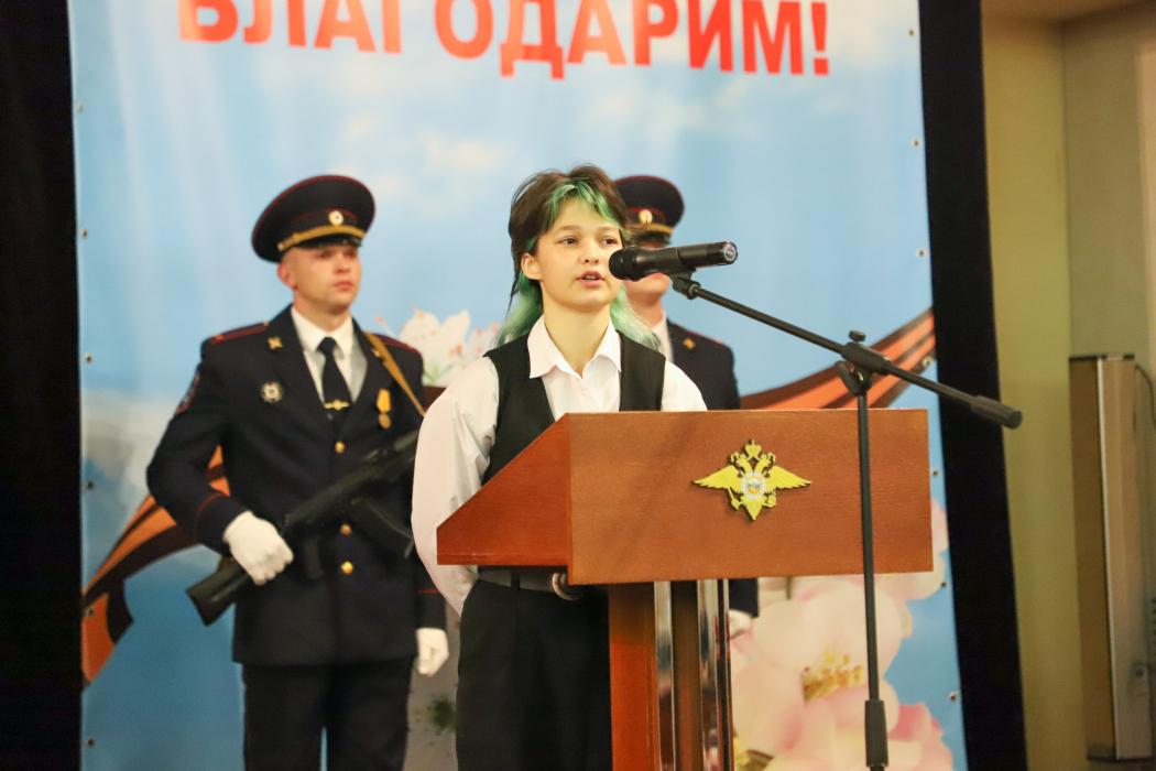 Полицейские отметили День флага вручением паспортов молодым псковичам