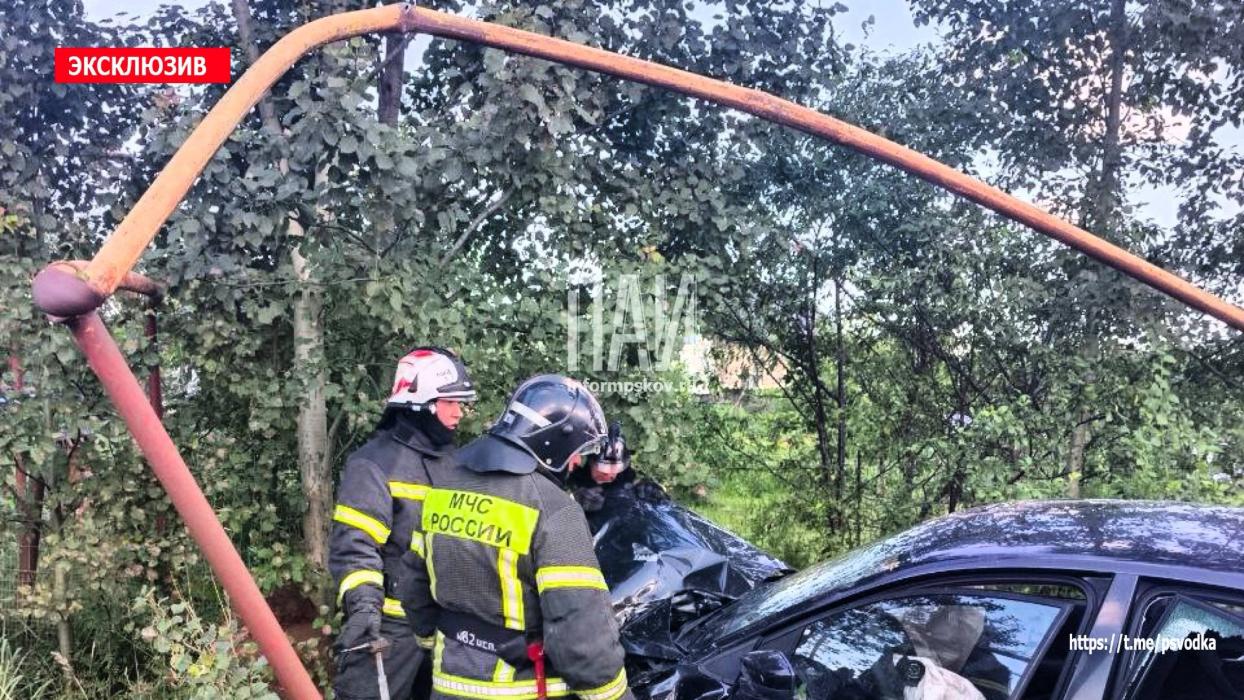  Автомобиль протаранил газовую трубу и вылетел в кювет в Псковском районе